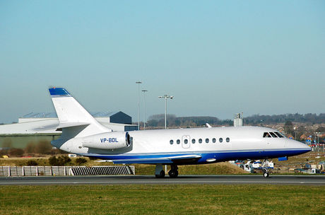 1024px-Dassault.falcon.2000.vp-bdl.arp.jpg
