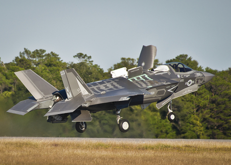 F-35B_Lightning_of_VMFAT-501_takes_off_from_Eglin_AFB_2013.jpg